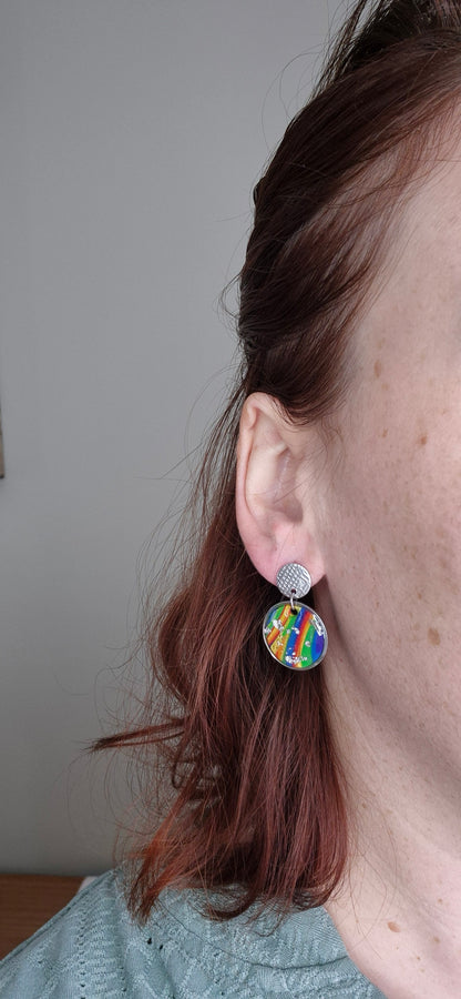 Boucles d’oreilles argentées – Harmonie arc-en-ciel et éclat argenté