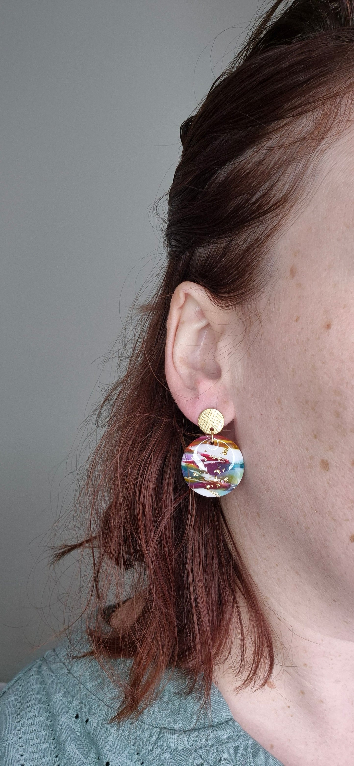 Boucles d’oreilles rondes dorées – Douceur arc-en-ciel et éclat d’or